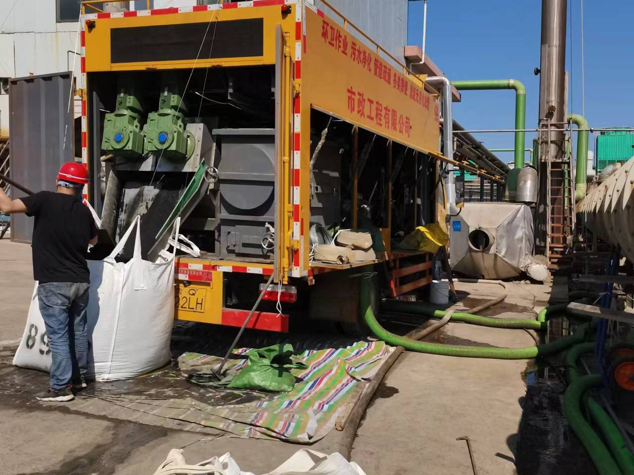 冠县淤泥压干处理